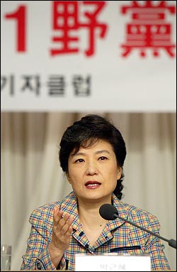 박근혜 한나라당 대표는 16일 오전 한국방송기자클럽 초청토론회에서 정수장학회와 관련해 자신을 국감 증인으로 채택하려는 여당의 공세에 대해 "터무니 없는 주장을 계속하면 법적 조치를 취할 것"이라며 정면돌파의사를 밝혔다. 